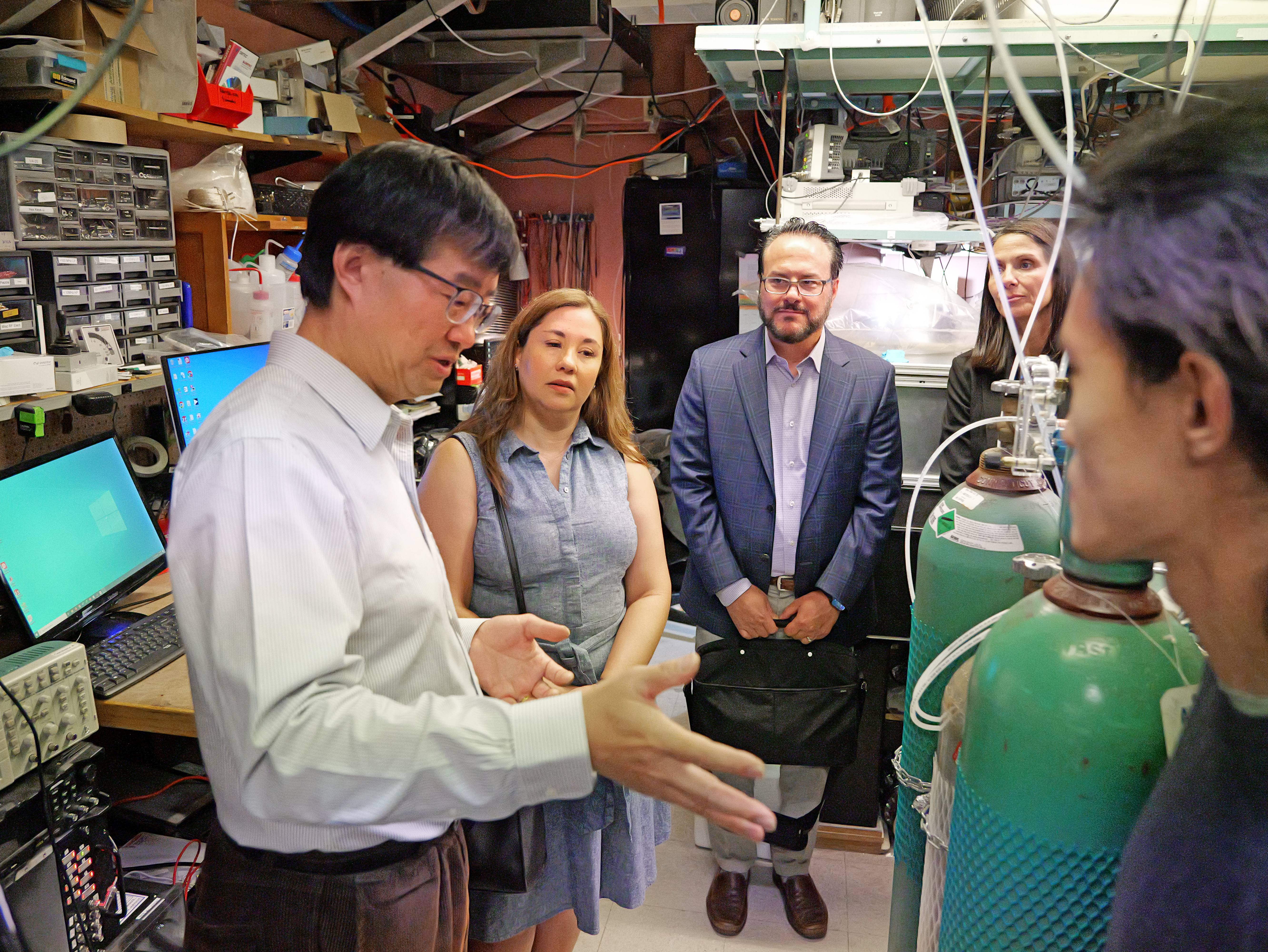 Rep. Yadira Caraveo (D-CO) gets a tour of Jun Ye’s lab in JILA at the University of Colorado Boulder.